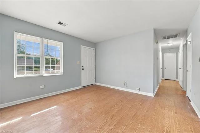 1402 Brown Boulevard, photo 4 of 27