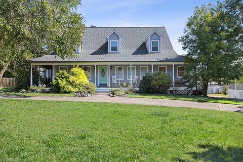 Photo of 6028 Stone Bluff Drive, Clemmons, NC 27012 (MLS # 1198262)