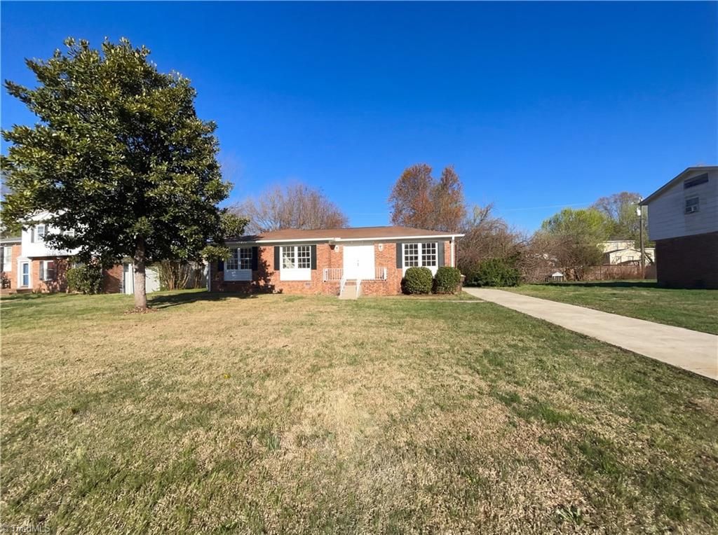 Photo of 1414 Larchmont Drive, Greensboro, NC 27405 (MLS # 1212265)