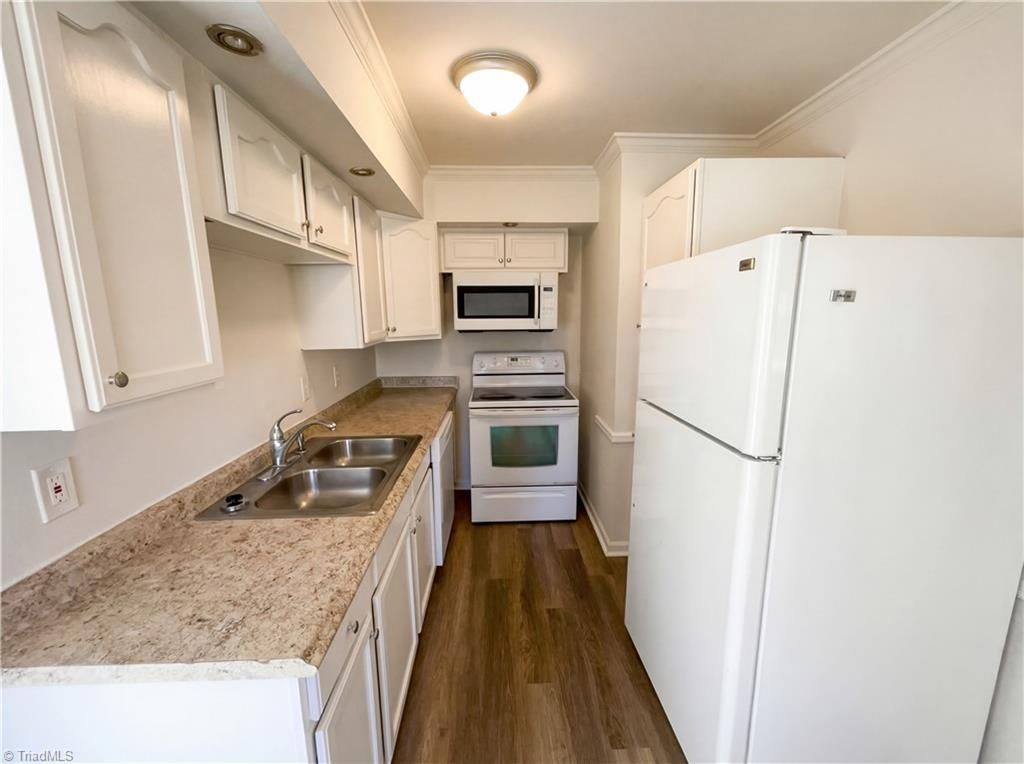 Photo of 1414 Larchmont Drive, Greensboro, NC 27405 (MLS # 1212265)