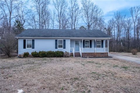 Homes For Sale - 410 Riverton Court<br/> Gibsonville, NC 27249