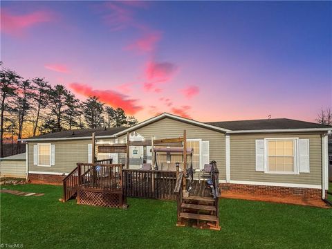 Homes For Sale - 204 Freeman Ridge Trail<br/> Pilot Mountain, NC 27041