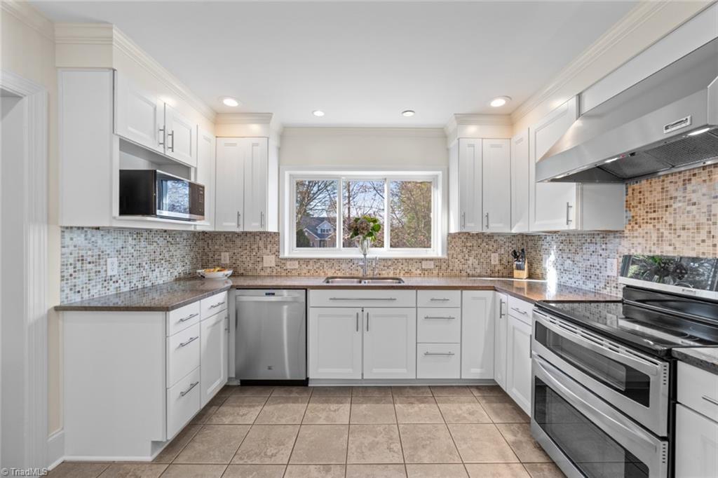 Winston-Salem, North Carolina 27106, United States, 4 Bedrooms Bedrooms, ,4 BathroomsBathrooms,Residential,Pending,89516