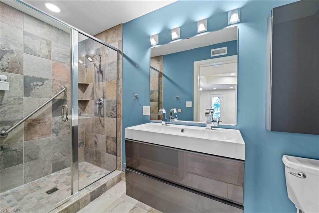 Winston-Salem, North Carolina 27106, United States, 4 Bedrooms Bedrooms, ,4 BathroomsBathrooms,Residential,Pending,89516