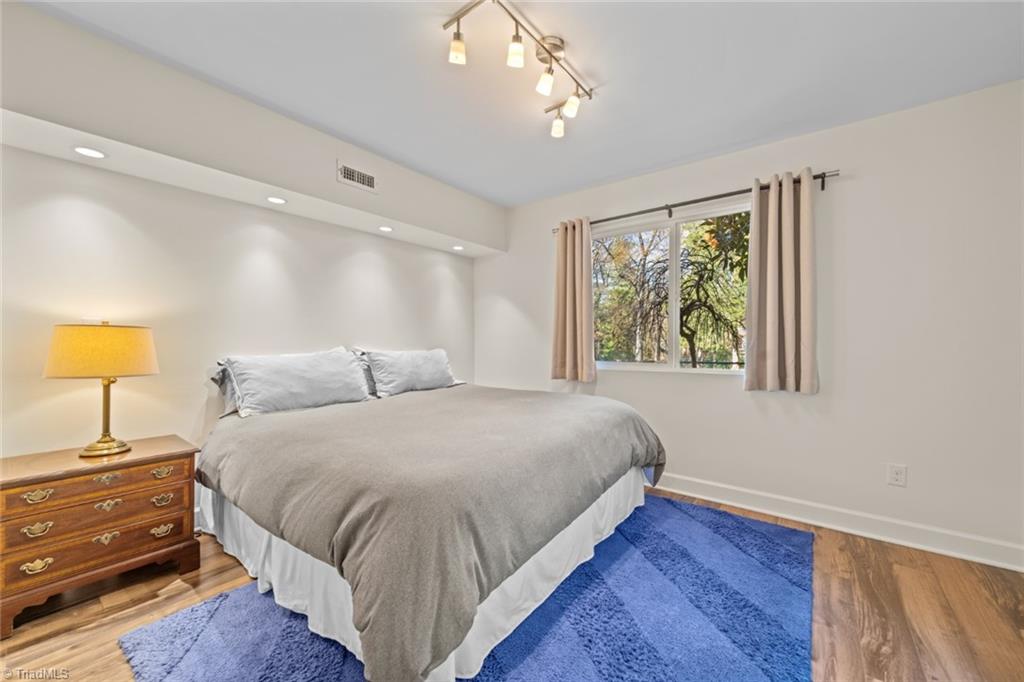 Winston-Salem, North Carolina 27106, United States, 4 Bedrooms Bedrooms, ,4 BathroomsBathrooms,Residential,Pending,89516