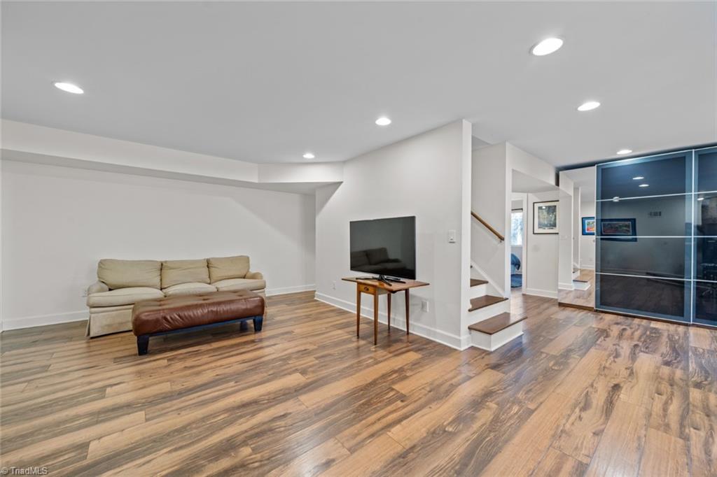 Winston-Salem, North Carolina 27106, United States, 4 Bedrooms Bedrooms, ,4 BathroomsBathrooms,Residential,Pending,89516