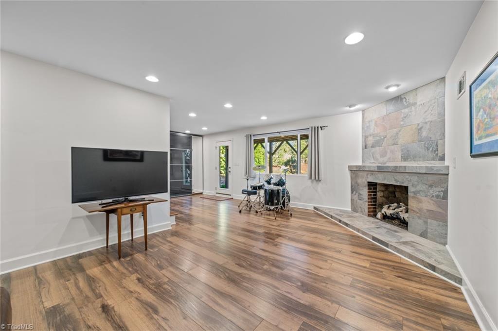 Winston-Salem, North Carolina 27106, United States, 4 Bedrooms Bedrooms, ,4 BathroomsBathrooms,Residential,Pending,89516