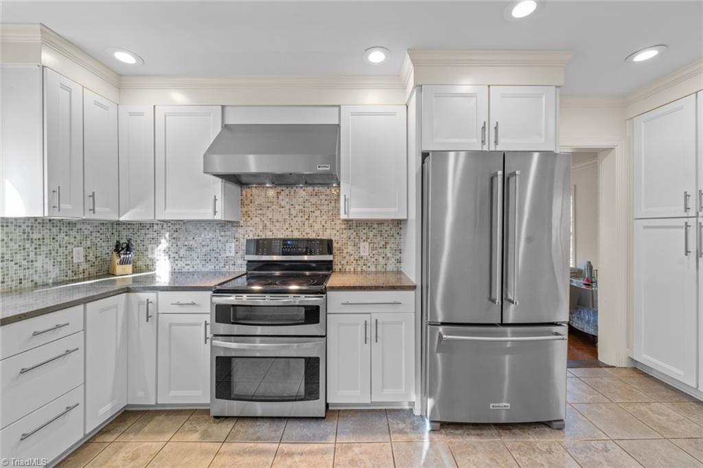 Winston-Salem, North Carolina 27106, United States, 4 Bedrooms Bedrooms, ,4 BathroomsBathrooms,Residential,Pending,89516