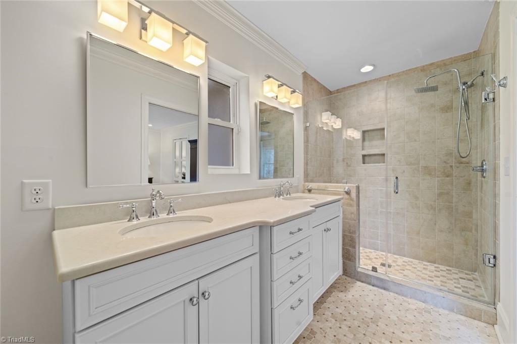 Winston-Salem, North Carolina 27106, United States, 4 Bedrooms Bedrooms, ,4 BathroomsBathrooms,Residential,Pending,89516