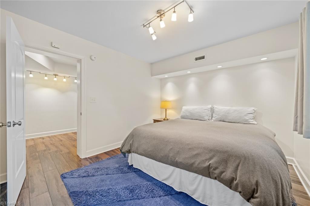 Winston-Salem, North Carolina 27106, United States, 4 Bedrooms Bedrooms, ,4 BathroomsBathrooms,Residential,Pending,89516