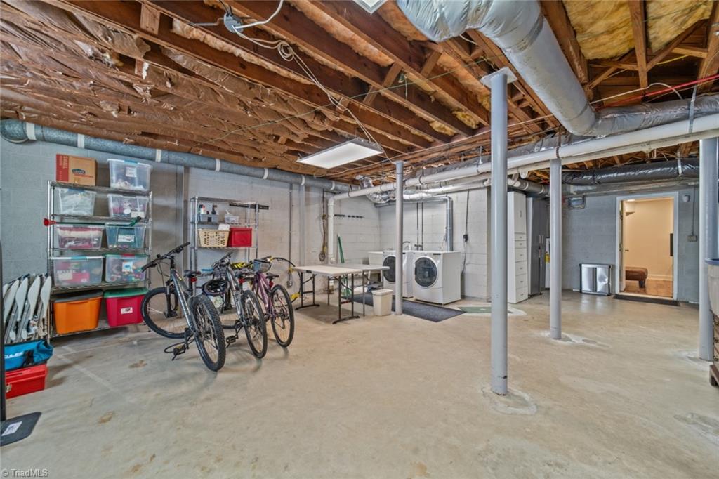 Winston-Salem, North Carolina 27106, United States, 4 Bedrooms Bedrooms, ,4 BathroomsBathrooms,Residential,Pending,89516