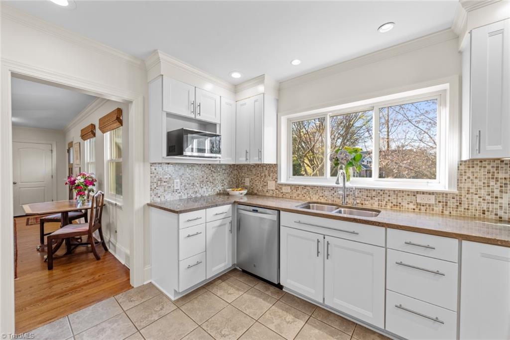 Winston-Salem, North Carolina 27106, United States, 4 Bedrooms Bedrooms, ,4 BathroomsBathrooms,Residential,Pending,89516