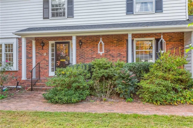 1217 Yorkshire Drive, photo 5 of 48