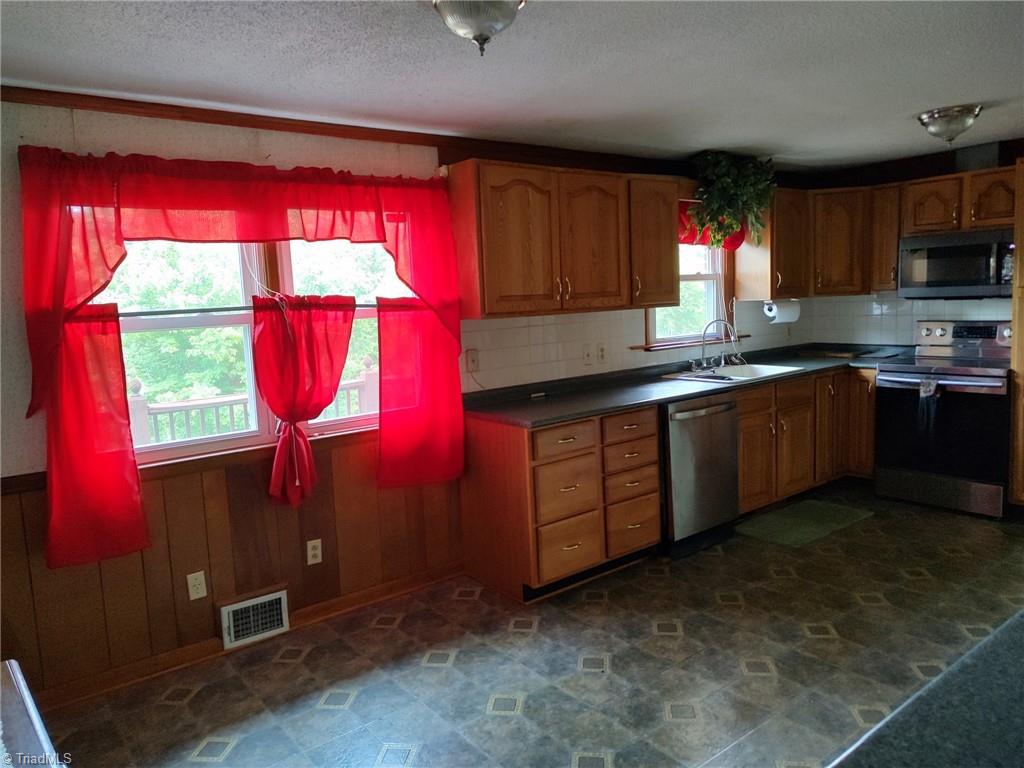 210 Grinton Avenue, Wilkesboro, North Carolina image 11