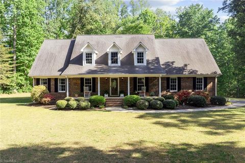 Homes For Sale - 5812 Crimson Court<br/> Orange County, Mebane, NC 27302
