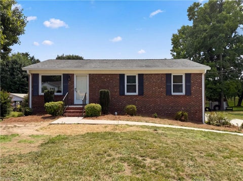 Homes For Sale - 1131 Manorwood Drive<br/> Kernersville, NC 27284