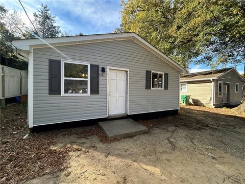 Homes For Sale - 118 Welch Drive<br/> High Point, NC 27265