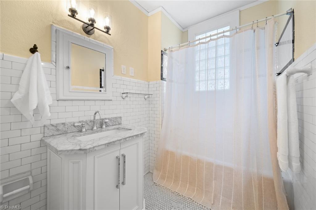 Winston-Salem, North Carolina 27103, United States, 3 Bedrooms Bedrooms, ,2 BathroomsBathrooms,Residential,Pending,12702