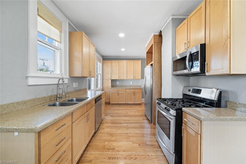 Winston-Salem, North Carolina 27103, United States, 3 Bedrooms Bedrooms, ,2 BathroomsBathrooms,Residential,Pending,12702