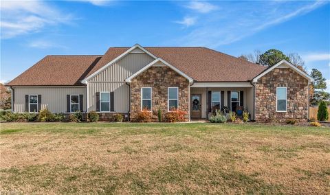 Photo of 149 Deerwood Drive, Lexington, NC 27295 (MLS # 1210035)