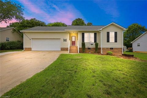 Homes For Sale - 227 Meadow Lark Lane<br/> Thomasville, NC 27360