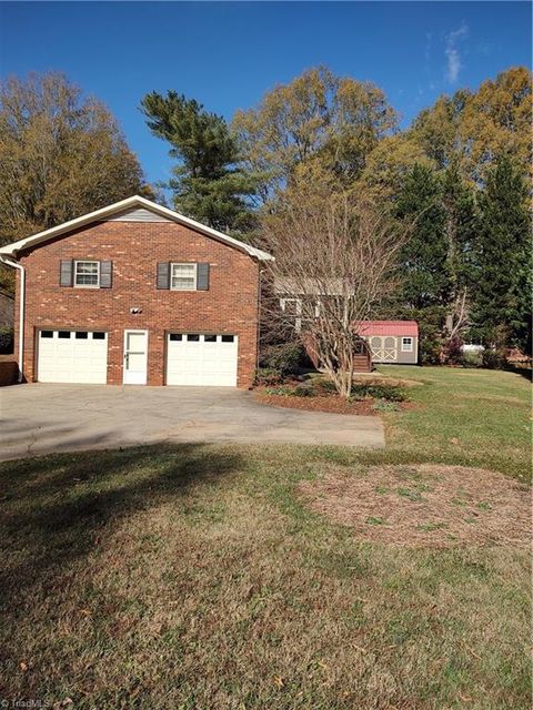 A home in Clemmons