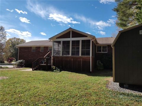 A home in Clemmons