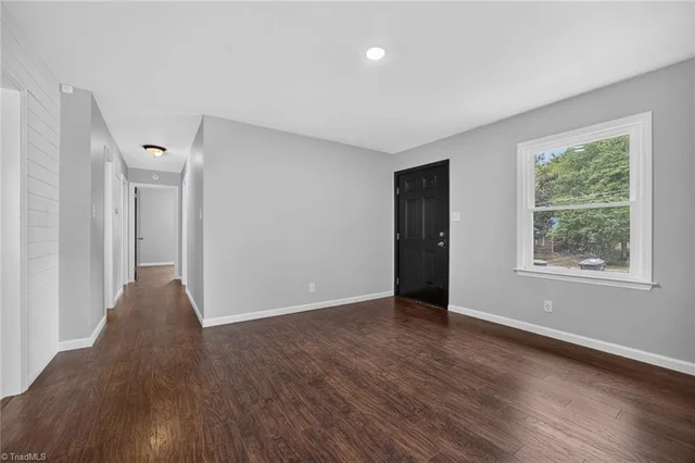 1569 Lovett Street, photo 4 of 22