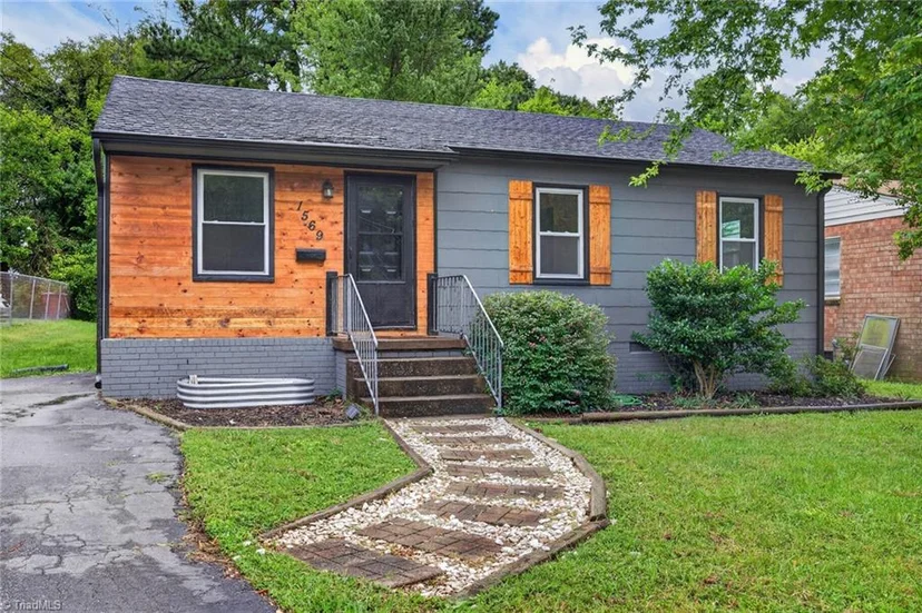 1569 Lovett Street, photo 1 of 22