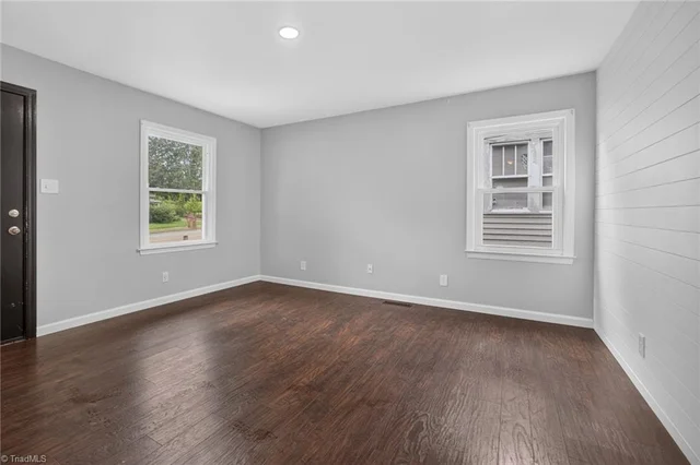 1569 Lovett Street, photo 5 of 22