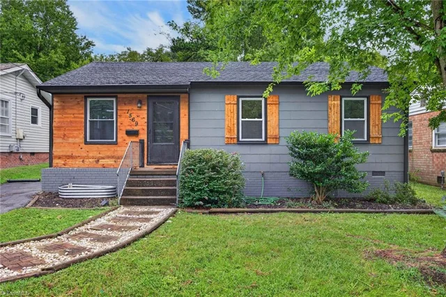 1569 Lovett Street, photo 2 of 22