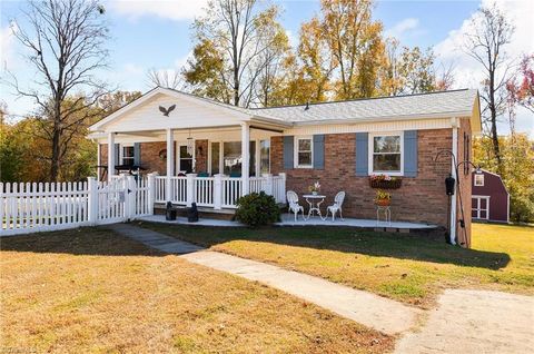 Homes For Sale - 1 N Forrest Drive<br/> Thomasville, NC 27360