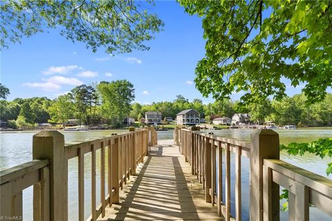 Homes For Sale - 302 Coleman Drive<br/> Lexington, NC 27292