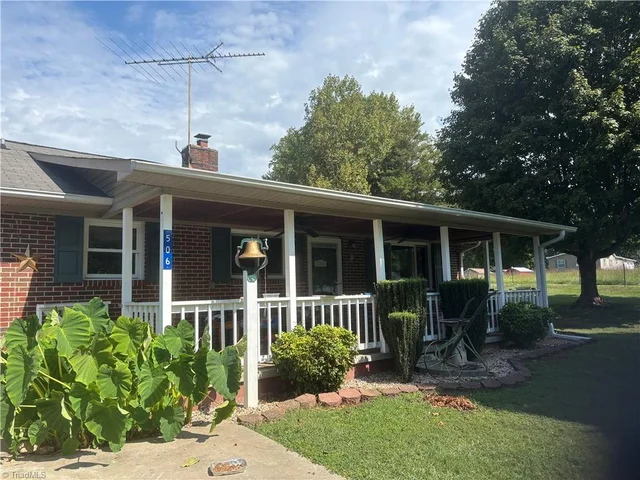 506 Barker Road, photo 2 of 5