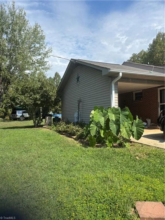 506 Barker Road, photo 3 of 5