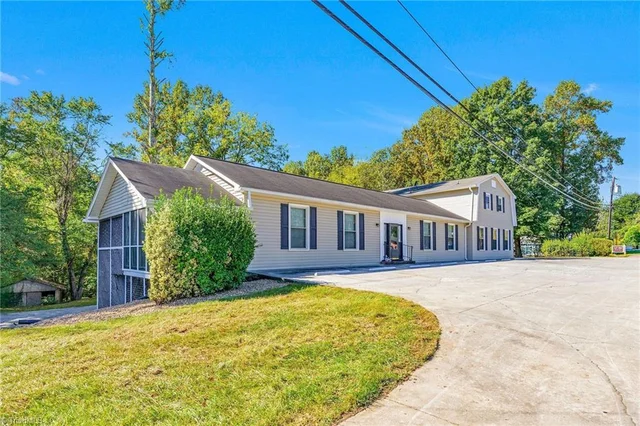 109 Boone Trail, photo 2 of 11