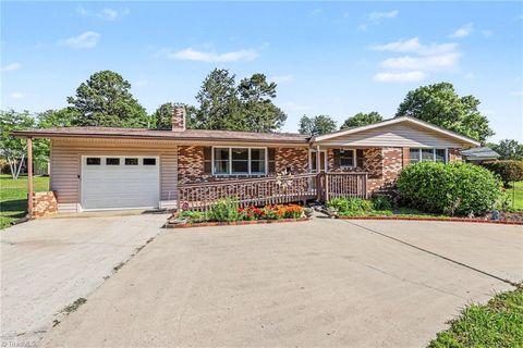 Homes For Sale - 119 Lakeview Circle<br/> Thomasville, NC 27360