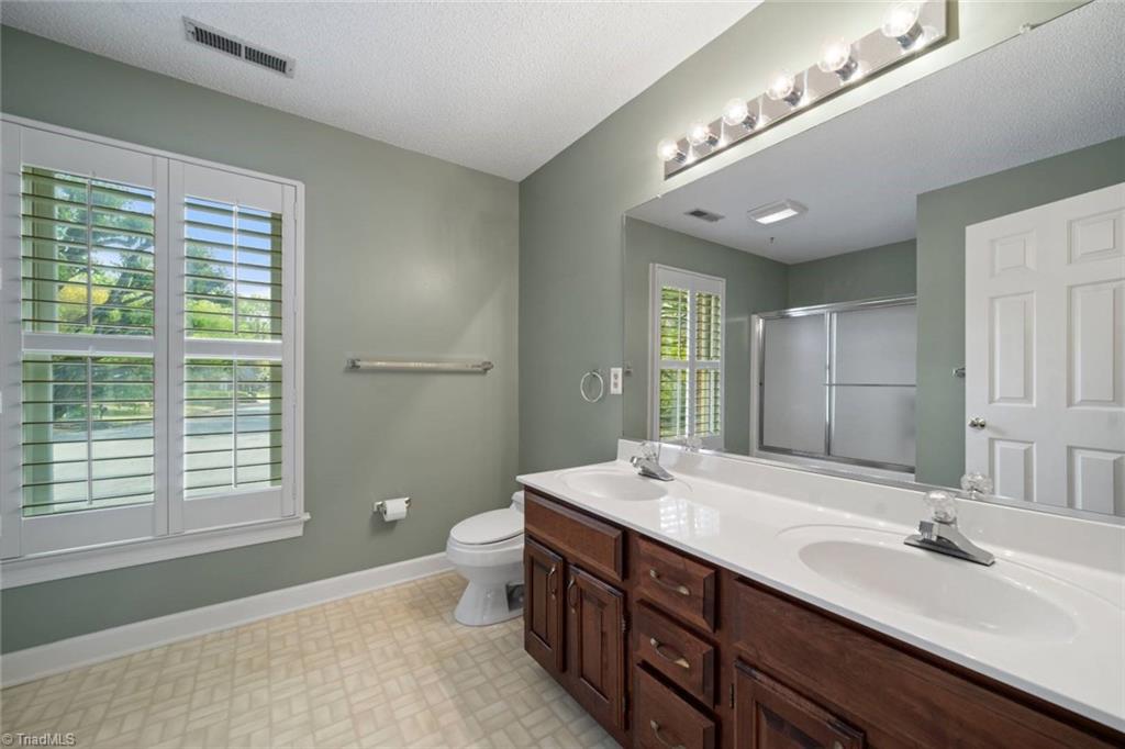 Winston-Salem, North Carolina 27104, United States, 4 Bedrooms Bedrooms, ,4 BathroomsBathrooms,Residential,Active,111062