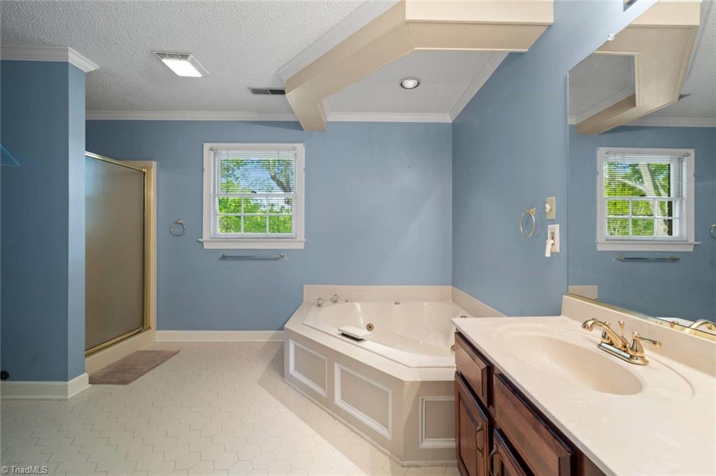 Winston-Salem, North Carolina 27104, United States, 4 Bedrooms Bedrooms, ,4 BathroomsBathrooms,Residential,Active,111062