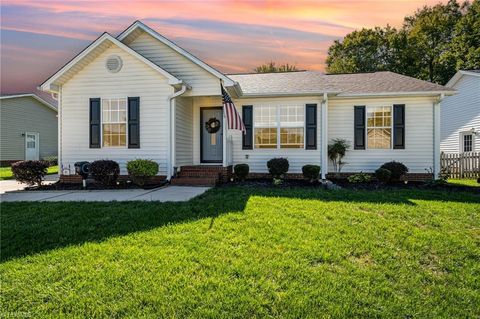 Homes For Sale - 562 Porter Trace Drive<br/> Kernersville, NC 27284