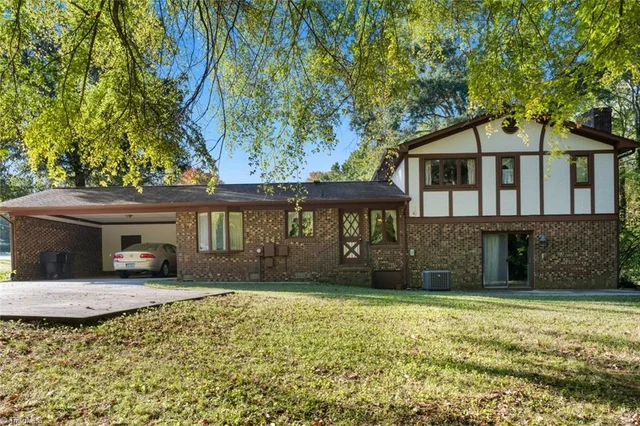 2161 Hawthorne Lane, photo 2 of 32