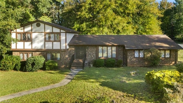 2161 HAWTHORNE LN, BURLINGTON, NC 27215 - Image aacbe6624b3cdd02ece71d36abf55a5d/2993789203