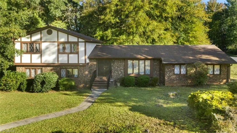 2161 Hawthorne Lane, photo 1 of 32
