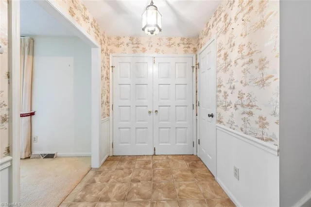2161 Hawthorne Lane, photo 5 of 32