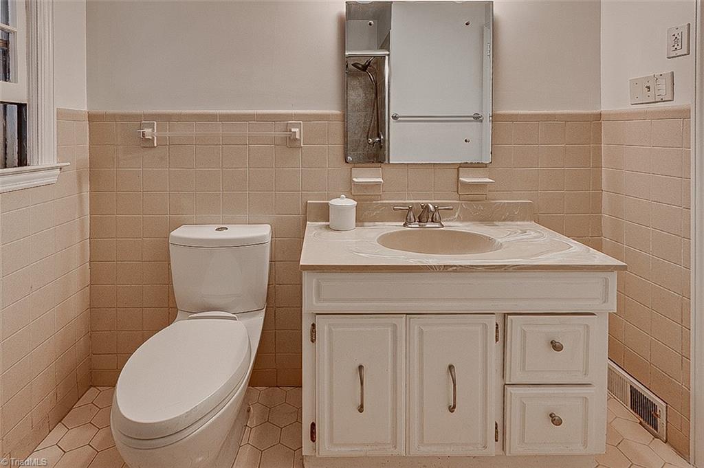 Greensboro, North Carolina 27403, United States, 2 Bedrooms Bedrooms, ,1 BathroomBathrooms,Residential,Active,217837