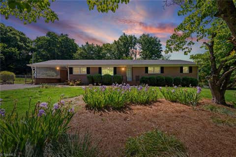 Homes For Sale - 6595 Rollingwood Drive<br/> Clemmons, NC 27012