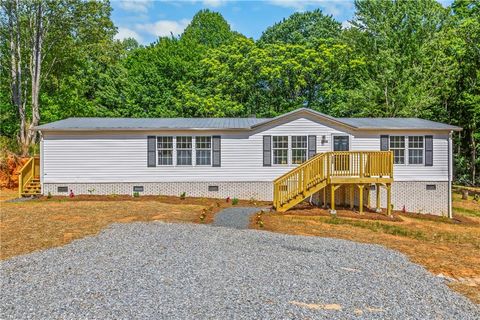 Mobile Home For Sale - 1100 Sandy Lane<br/> Sandy Ridge, NC 27046