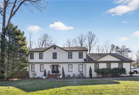 Homes For Sale - 5211 Forest Oaks Drive<br/> Greensboro, NC 27406