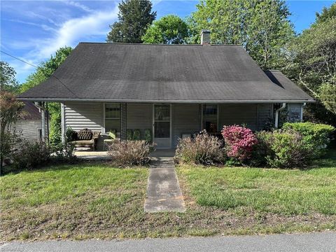 Homes For Sale - 138 Hemlock Street<br/> Mocksville, NC 27028