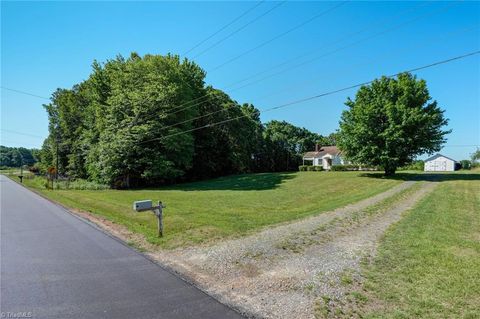 Homes For Sale - 1580 Ashley Loop<br/> Reidsville, NC 27320